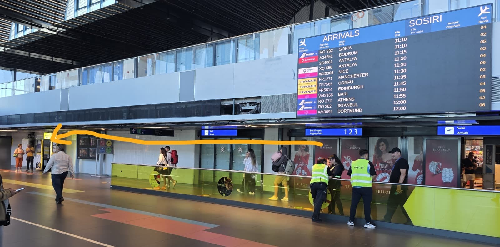 Sala de sosiri Otopeni cu traseul spre chioșcuri marcat cu săgeată
