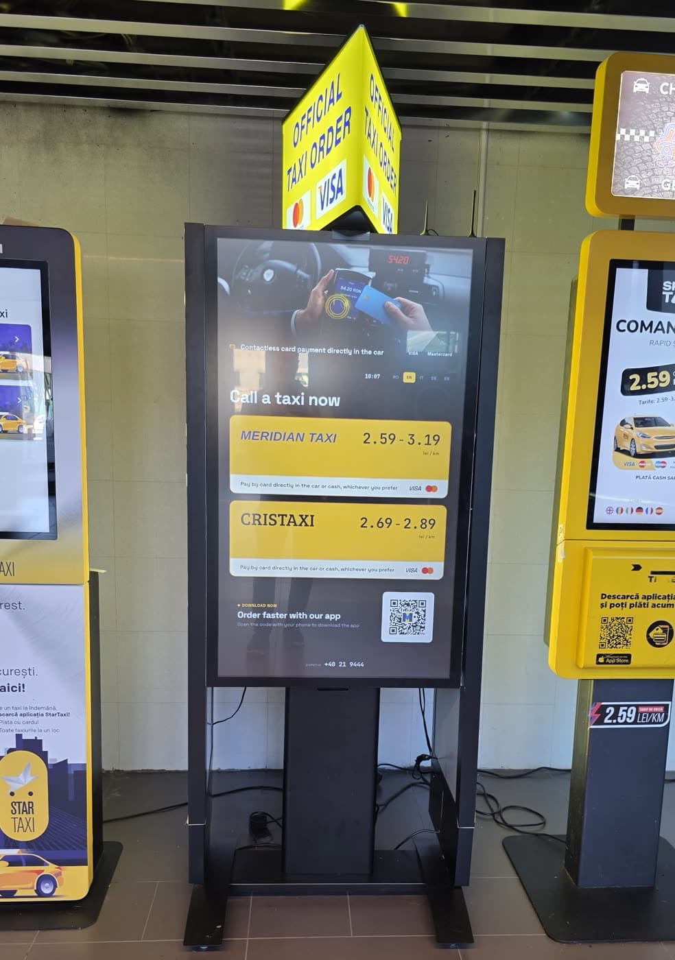 Chioșcul oficial de comandă taxi din sala de sosiri Otopeni